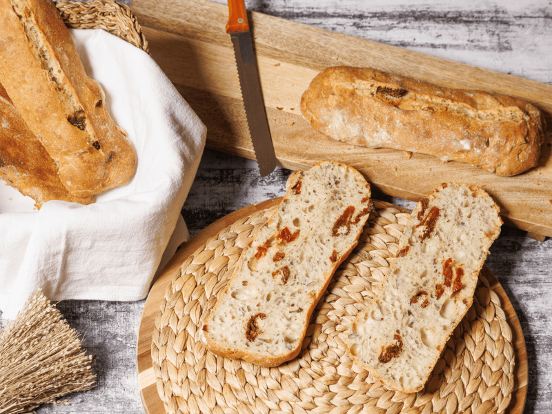 Chapata de Tomate Seco, Pipas y Orégano: Sabor Mediterráneo en Cada Rebanada